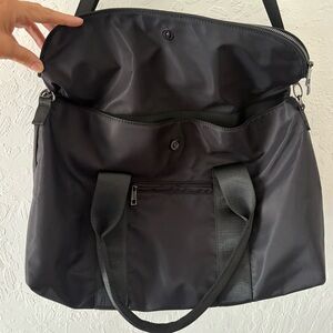 Fabletics Grip 5 Pocket Tote Bag Zip Shoulder Strap Fold Over Snap Closure Black